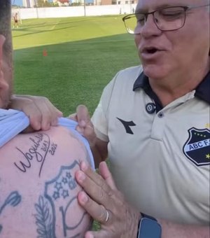 Torcedor do ABC tatua autógrafo do técnico Waguinho Dias após acesso