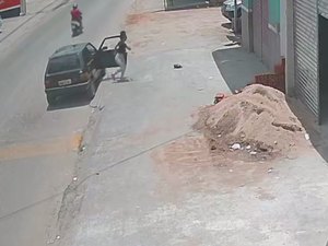 [Vídeo] Câmeras registram mulher pegando necessaire com R$ 14 mil caída no chão em Arapiraca