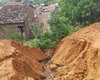 [Vídeo] Barreira desaba e invade residências em Maragogi