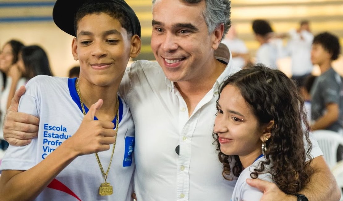Rafael Brito celebra queda histórica no analfabetismo e reforça importância do Vem que Dá Tempo