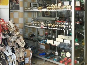 Assaltante tenta atirar contra vítima, mas arma falha