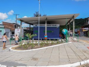 Grupo realiza gincana natalina para ornamentar praça de bairro histórico em Maceió
