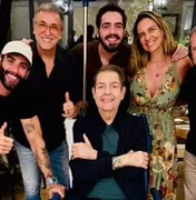 Com pé enfaixado, Faustão aparece ao lado de Gusttavo Lima e amigos