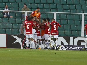 Série B: CRB perde, Paraná goleia, Figueirense demite técnico, Vila vice-líder e violência