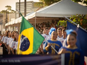 Desfile cívico celebra 209 anos da emancipação de Alagoas com foco na era digital