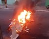 Moradores bloqueiam rua durante protesto por falta de água no Jacintinho