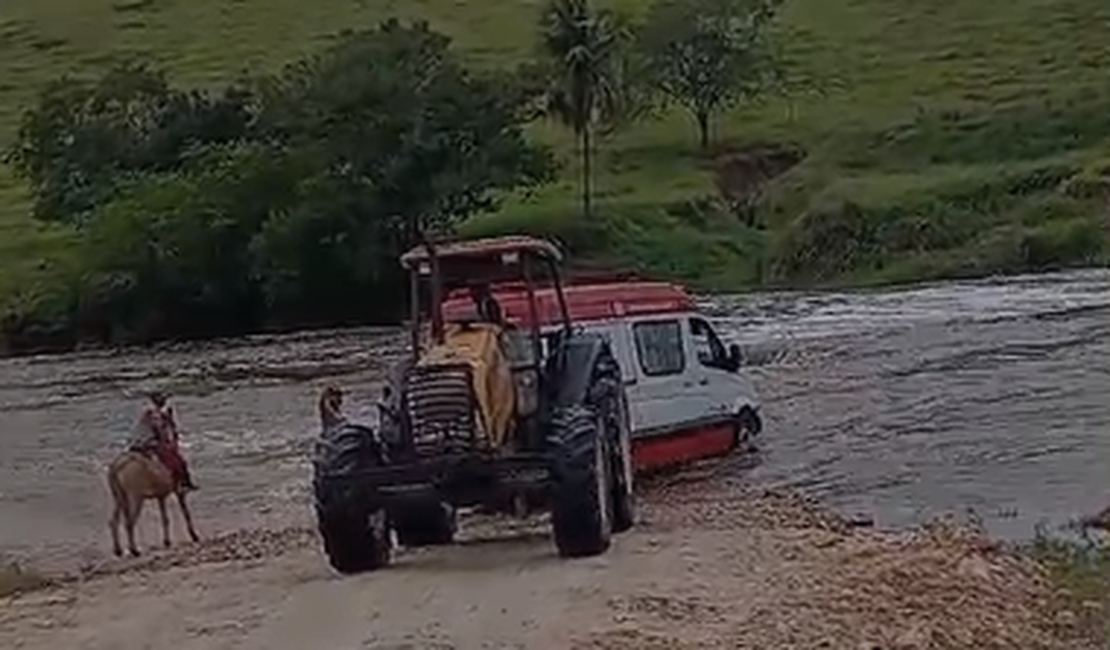 [Vídeo] Viatura do Samu fica atolada após tentar atravessar Ladeira da Faceira em Traipu