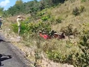 Carro capota na PE-60 horas após acidente que deixou três jovens mortos