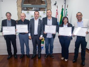 Câmara Municipal entrega comendas a conselheiros tutelares de Maceió