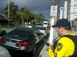 Fiscalização combate estacionamento irregular em Maceió