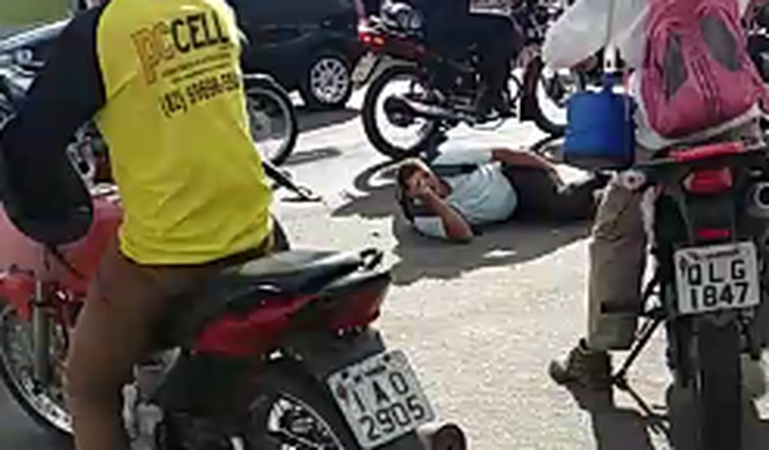 [Vídeo] Motorista atropela motociclista e foge na Benjamim Freire, em Arapiraca