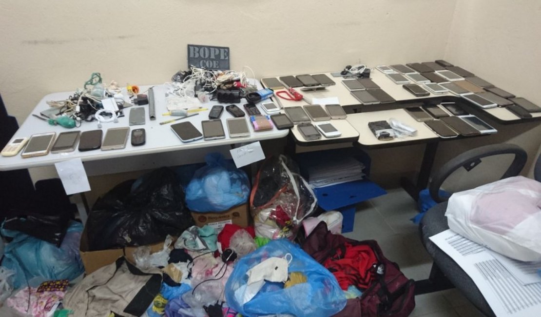 Polícia apreende 72 celulares em penitenciária de segurança máxima da Capital