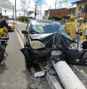 Condutora foge após derrubar poste na Avenida Cachoeira do Meirim