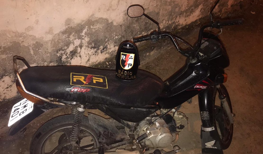 Motocicleta roubada é recuperada pela PM após ser abandonada por criminosos