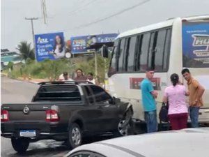 Colisão entre carro e micro-ônibus provoca transtornos na AL-220, em Arapiraca