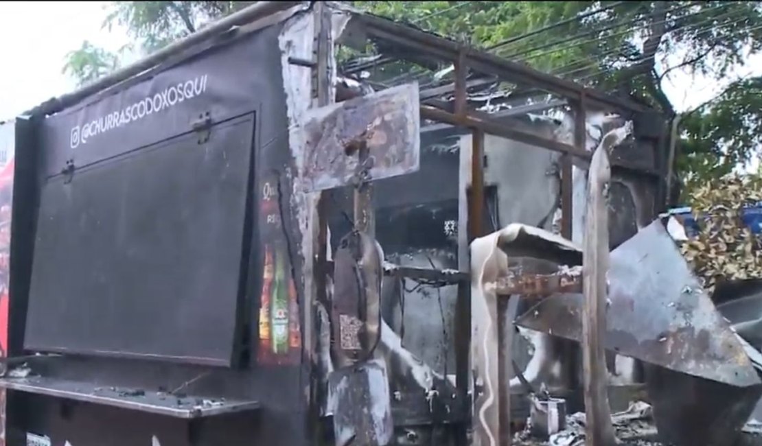 Food trucks são destruídos durante incêndio na antiga Amélia Rosa