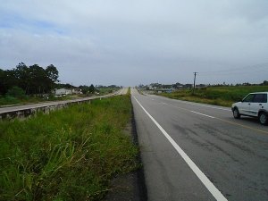 Funcionários interditam rodovia e cobram pagamentos de salários atrasados