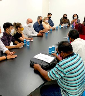Prefeitura recebe grupo de imigrantes venezuelanos para tratar de acolhimento humanitário