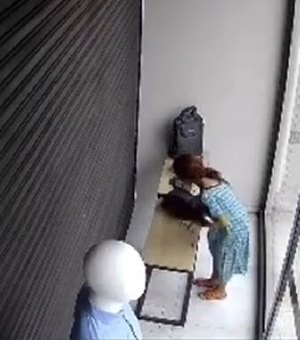 Câmera flagra casal furtando loja de roupas no Centro de Arapiraca
