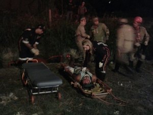 Motorista perde o controle do veículo e cai em canal no centro de Arapiraca