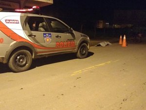 Imprudência: jovem cai de moto ao passar por lombada e morre
