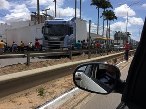  [Vídeo] Incidente com carreta ocasiona grande congestionamento na AL 220, em Arapiraca 