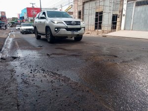 [Vídeo] Vazamento de água é registrado na Rua 15 de Novembro, no Centro de Arapiraca