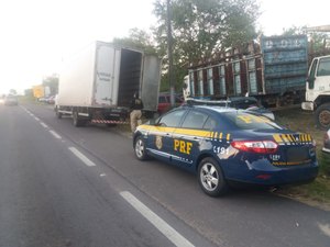 PRF apreende caminhão transportando mercadoria sem nota fiscal em Atalaia