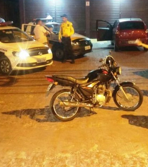 Fiscais da SMTT autuam 22 condutores por trafegar em ciclofaixa no Barro Duro
