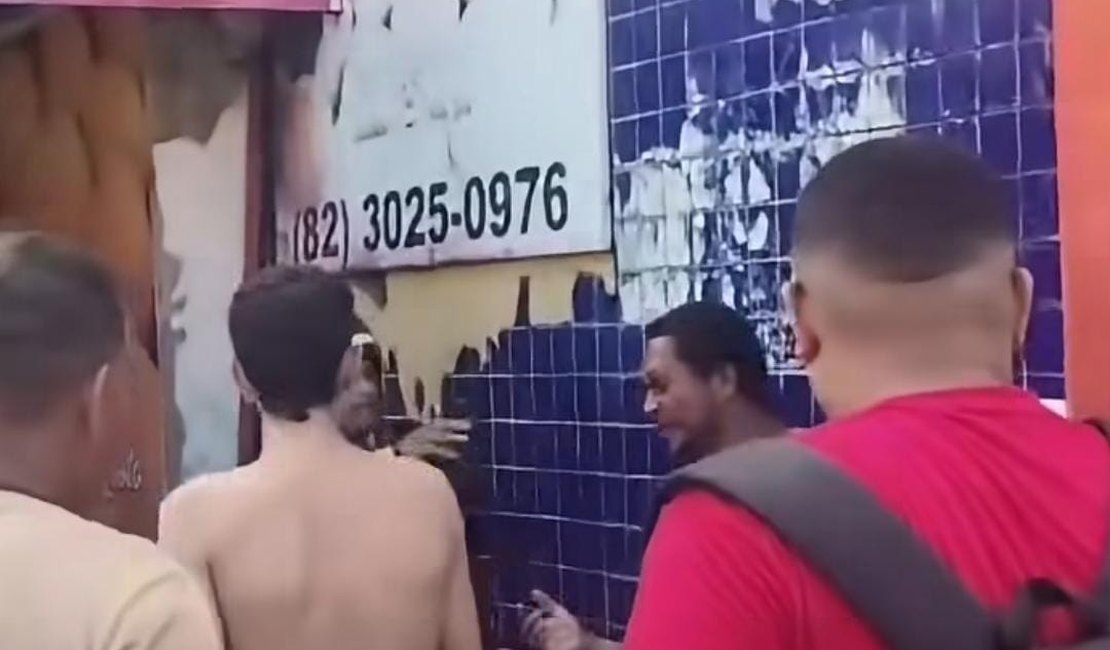 Homem discute com mulher, dá facada em outro homem e é contido por populares no Jacintinho