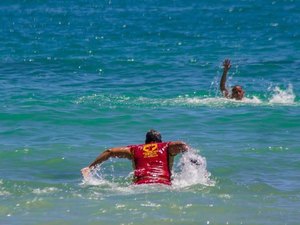 Pai e filho são resgatados de afogamento na Praia do Francês, em Marechal Deodoro