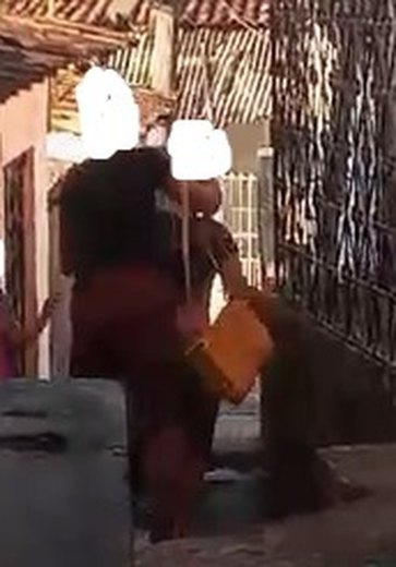 [Vídeo] Mãe é flagrada tratando criança especial de maneira agressiva em escadaria do Benedito Bentes