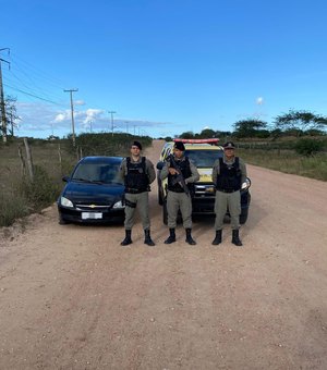 Carro roubado é encontrado pela Polícia Militar em estrada de barro e entregue ao proprietário