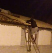 Homem exagera no álcool e acaba dormindo em telhado de residência