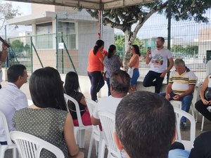 Trabalhadores da educação de Arapiraca realizam ato público no Centro Administrativo