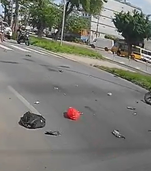 Motociclista atropela mulher com criança no colo na faixa pedestre em Rio Largo