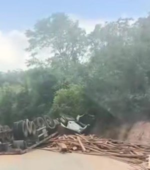 [Vídeo] Carreta vira e espalha carga de madeira na rodovia AL-105 na parte alta de Maceió
