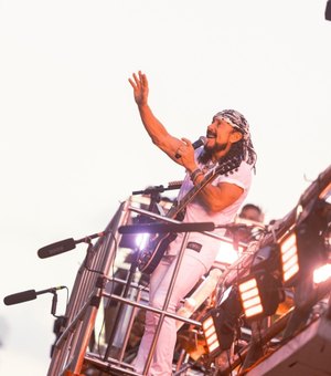 Bell Marques comanda arrastão na orla marítima no primeiro dia do ano em Maceió