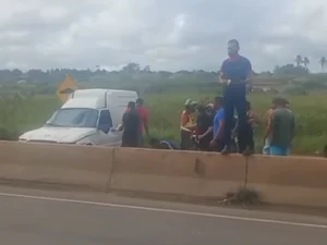 Capotamento na AL-220 deixa veículos danificados e vítimas leves em Arapiraca