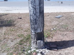 Em Maceió ,poste danificado na Orla do Jaraguá amedronta população