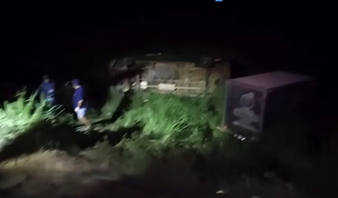 Van com passageiros capota após falha mecânica e deixa feridos em Atalaia