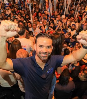 Paulinho Mendonça participa de caminhada no Jacintinho, em Maceió