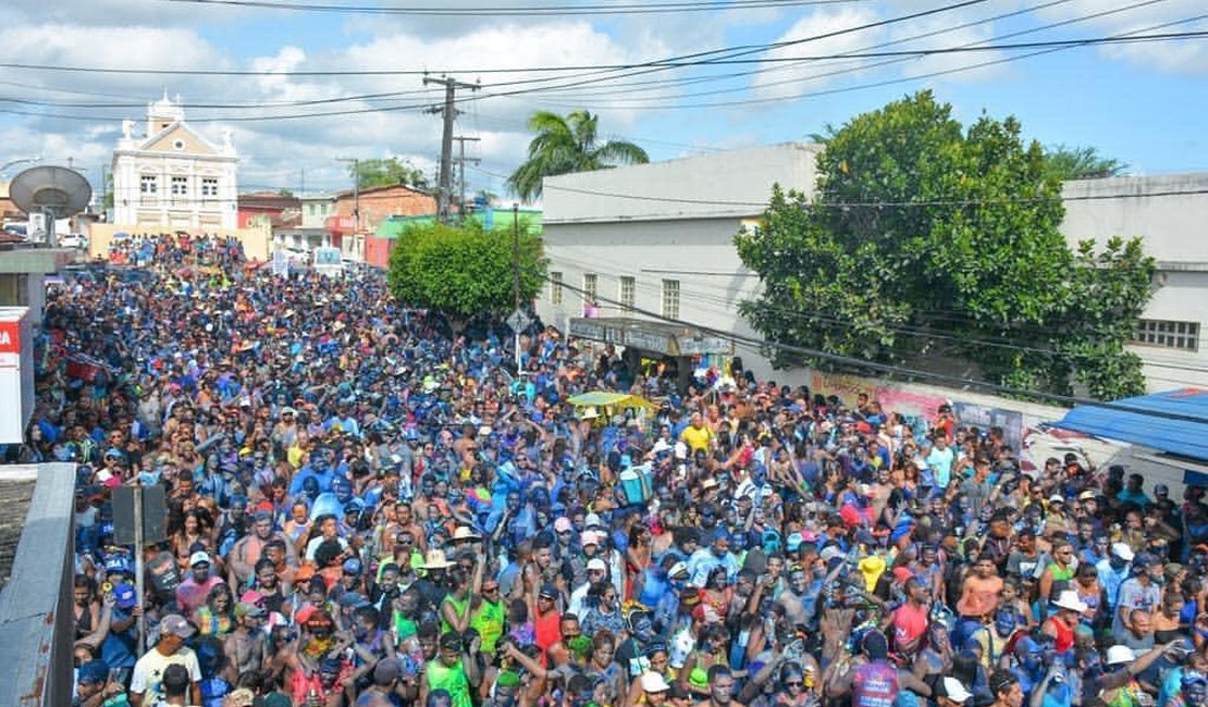 Bloco Tudo Azul mantém tradição e reúne milhares de foliões pelas ruas de Murici