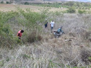 [Vídeo] Motociclista perde controle e cai em ribanceira