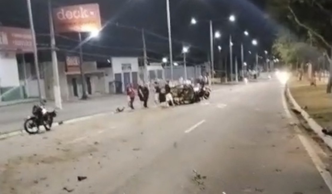 Carro atinge árvore e causa estragos na Avenida Fernandes Lima, em Maceió
