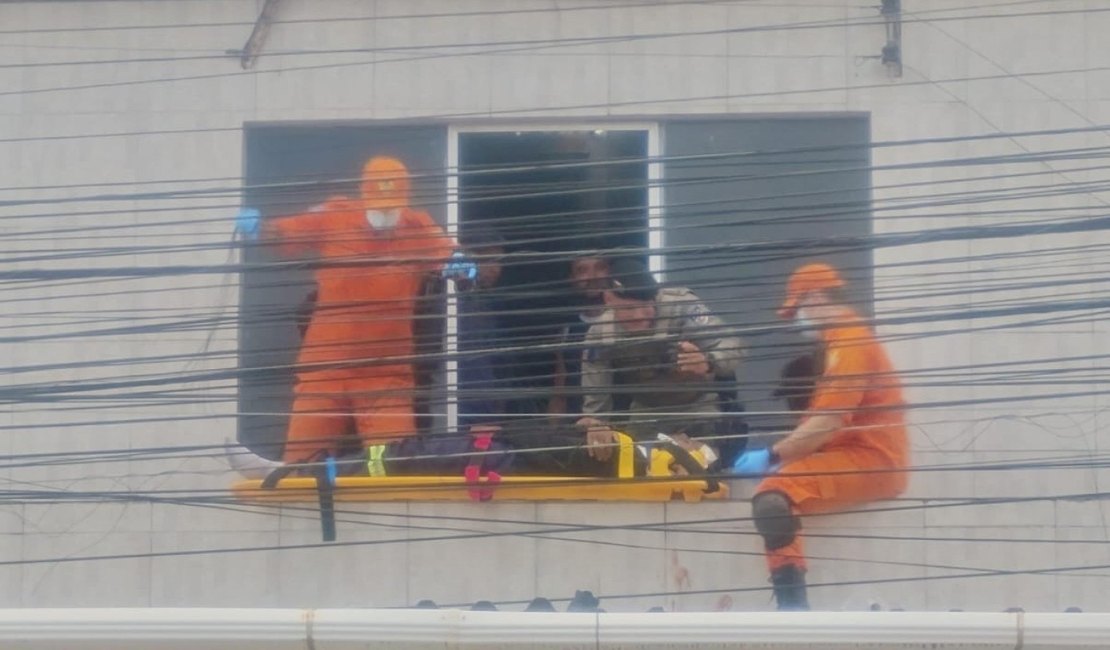 PM presta primeiros socorros a homem que sofreu descarga elétrica no Jacintinho