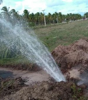 Casal corrige vazamento em rede e retoma abastecimento para Piaçabuçu