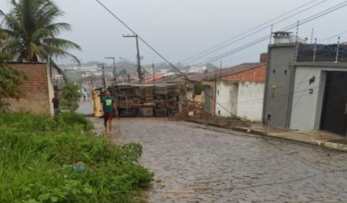 [Vídeo] Carreta tomba após atingir fios da rede de energia elétrica em Arapiraca