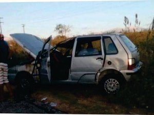 Motorista capota carro ao tentar desviar de buraco na pista