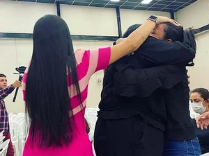 Marido flagra conversas de pastora da IPTM com tecladista da igreja e descobre traição